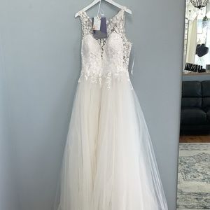 Allure Romance 3406 Ivory/Nude tulle with lace appliqué